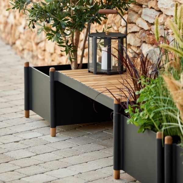 Slider 2 Sticks Pflanzgefäß und Bank.jpg